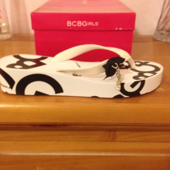 BCBG Vintage flip flops size 9 - Picture 4 of 8